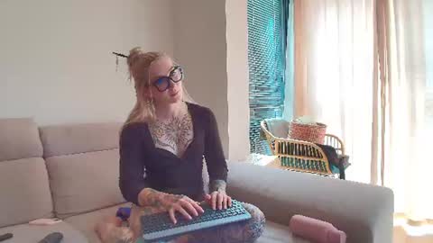 tattoobbgirl online show from June 10, 2026, 2:16 pm