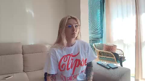 tattoobbgirl online show from June 15, 2026, 3:03 pm