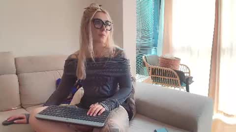 tattoobbgirl online show from June 16, 2026, 3:47 pm