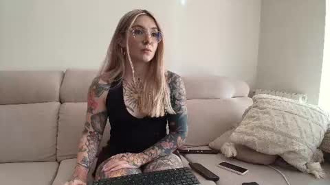 tattoobbgirl online show from July 4, 2026, 3:07 pm