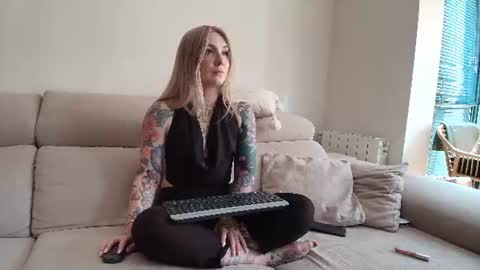 tattoobbgirl online show from July 18, 2026, 2:32 pm