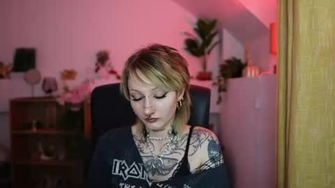 Snapshot of tattooedblondee18 chatting on June 23, 2026, 6:17 pm TattooedBlonde18 online show from June 23, 2026, 6:17 pm