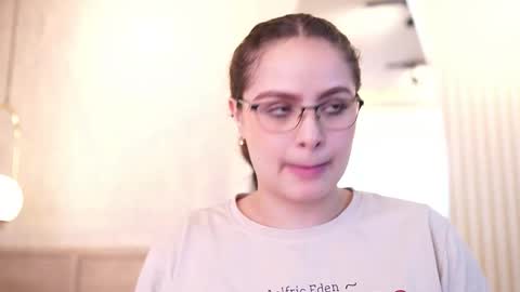 Snapshot of taylerkim chatting on November 1, 2025, 8:55 pm Teylor Kim online show from November 1, 2025, 8:55 pm