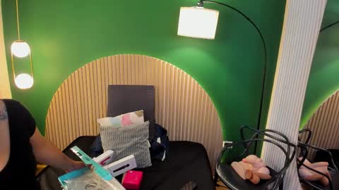 Taylor Bennet online show from November 9, 2025, 12:14 pm