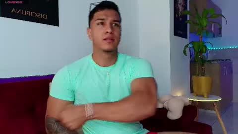 Snapshot of taylor_johnn chatting on July 2, 2026, 4:02 pm Penagos zz online show from July 2, 2026, 4:02 pm