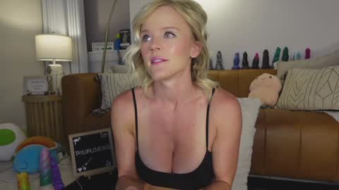 Snapshot of taylor_love_303 chatting on September 17, 2025, 10:06 am Taylor -- online show from September 17, 2025, 10:06 am