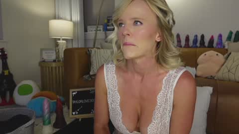 Snapshot of taylor_love_303 chatting on September 23, 2025, 10:18 am Taylor -- online show from September 23, 2025, 10:18 am