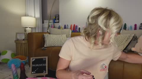 Snapshot of taylor_love_303 chatting on September 30, 2025, 10:09 am Taylor -- online show from September 30, 2025, 10:09 am