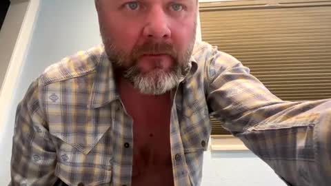 Snapshot of tbiz82 chatting on February 6, 2025, 3:37 am Tbiz82 online show from February 6, 2025, 3:37 am