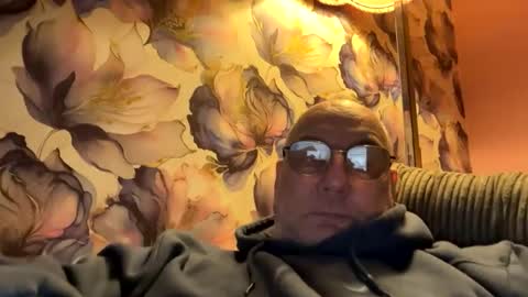 Mark online show from October 16, 2025, 7:15 pm