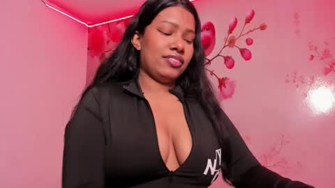 Snapshot of thais_waldrof chatting on February 16, 2025, 6:54 pm Andreina online show from February 16, 2025, 6:54 pm