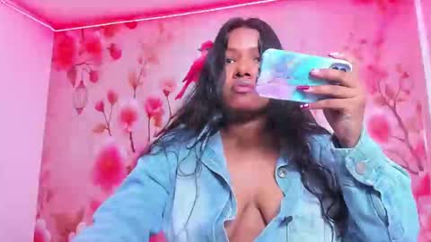 Snapshot of thais_waldrof chatting on February 18, 2025, 1:32 am Andreina online show from February 18, 2025, 1:32 am