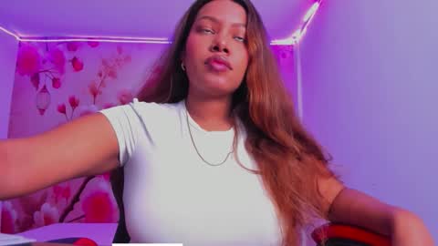 Snapshot of thais_waldrof chatting on October 14, 2025, 2:12 am Andreina online show from October 14, 2025, 2:12 am