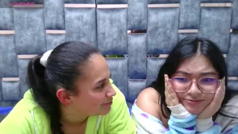 the_hot_twins online show from December 18, 2025, 3:34 am