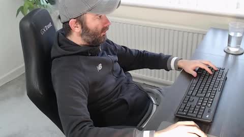 Snapshot of the_sensual_masturwait chatting on November 26, 2025, 8:15 am the_sensual_masturwait online show from November 26, 2025, 8:15 am