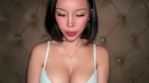 Elle  dont forget to folloW me and thumbs up online show from April 4, 2026, 2:25 pm