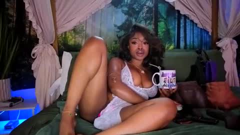 Snapshot of thelovelybrown chatting on June 10, 2026, 3:55 pm thelovelybrown online show from June 10, 2026, 3:55 pm
