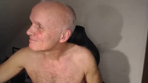 Snapshot of thestrip01 chatting on December 3, 2025, 10:46 am NudeDJ online show from December 3, 2025, 10:46 am