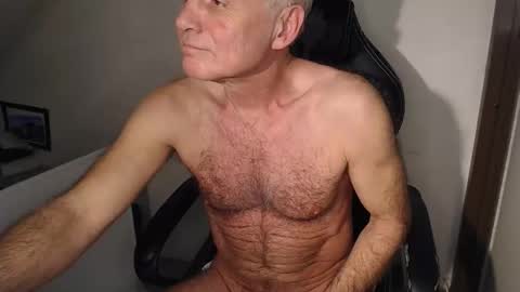 Snapshot of thestrip01 chatting on December 19, 2025, 6:20 am NudeDJ online show from December 19, 2025, 6:20 am