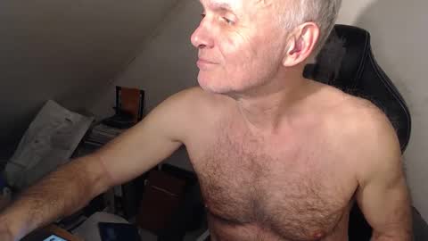 Snapshot of thestrip01 chatting on January 11, 2026, 10:20 am NudeDJ online show from January 11, 2026, 10:20 am