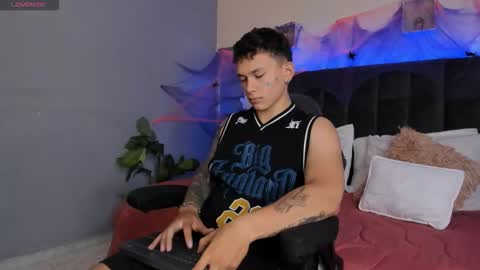 Snapshot of thomas_moon_ chatting on October 16, 2025, 12:50 pm Thomas online show from October 16, 2025, 12:50 pm