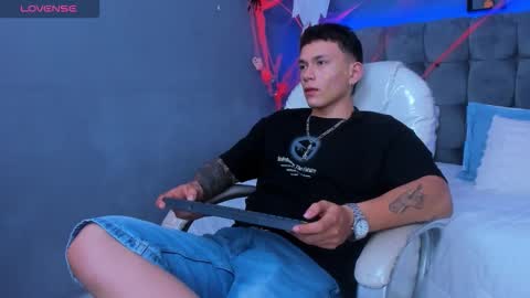 Snapshot of thomas_moon_ chatting on November 3, 2025, 9:27 pm Thomas online show from November 3, 2025, 9:27 pm