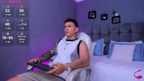 Snapshot of thomas_moon_ chatting on November 8, 2025, 11:21 am Thomas online show from November 8, 2025, 11:21 am