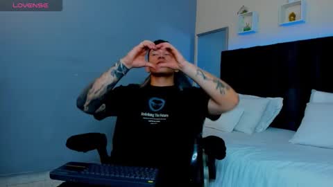 Snapshot of thomas_moon_ chatting on November 20, 2025, 1:00 pm Thomas online show from November 20, 2025, 1:00 pm