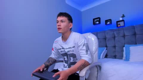 Snapshot of thomas_moon_ chatting on November 26, 2025, 12:39 pm Thomas online show from November 26, 2025, 12:39 pm