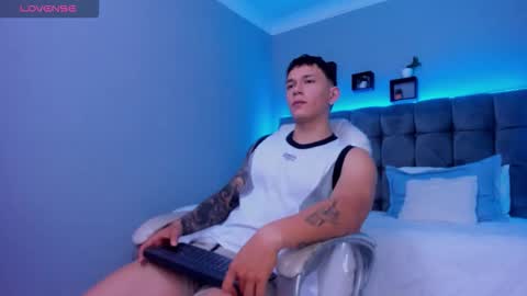 Snapshot of thomas_moon_ chatting on November 29, 2025, 1:47 pm Thomas online show from November 29, 2025, 1:47 pm