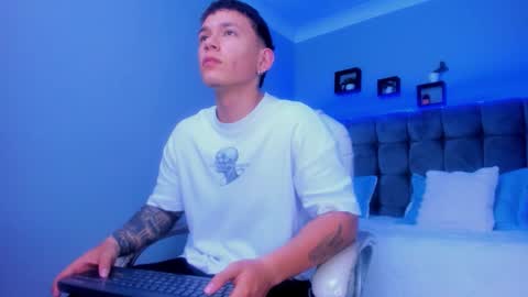 Snapshot of thomas_moon_ chatting on December 2, 2025, 10:31 am Thomas online show from December 2, 2025, 10:31 am