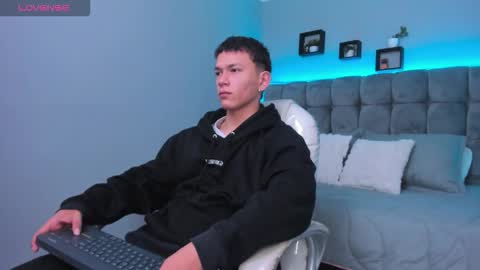 Snapshot of thomas_moon_ chatting on February 4, 2026, 12:11 pm Thomas online show from February 4, 2026, 12:11 pm