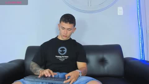 Snapshot of thomas_moon_ chatting on February 26, 2026, 1:32 pm Thomas online show from February 26, 2026, 1:32 pm