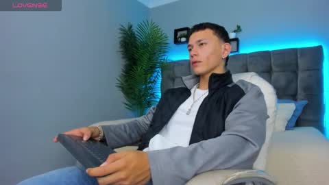 Snapshot of thomas_moon_ chatting on March 2, 2026, 1:18 pm Thomas online show from March 2, 2026, 1:18 pm