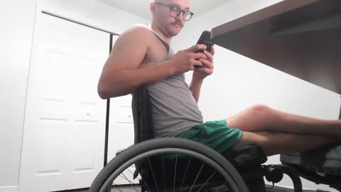 Snapshot of thr0bert0 chatting on October 4, 2025, 7:56 pm Throbby online show from October 4, 2025, 7:56 pm