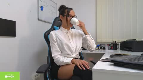 Snapshot of tia_j chatting on October 6, 2025, 5:43 pm tia_j online show from October 6, 2025, 5:43 pm