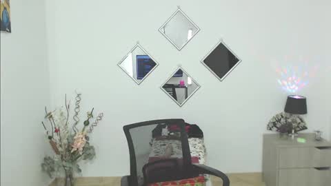 Snapshot of tiara_mature chatting on December 4, 2024, 4:21 am GOOD MOMMY online show from December 4, 2024, 4:21 am