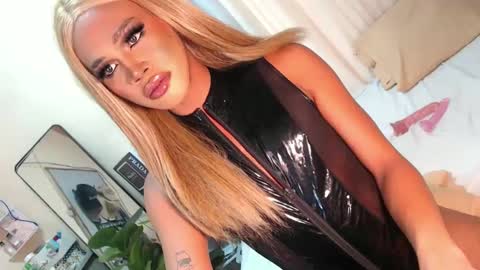 Snapshot of tiara_perezx chatting on December 16, 2024, 7:48 am Sam online show from December 16, 2024, 7:48 am