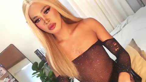 Snapshot of tiara_perezx chatting on December 21, 2024, 12:42 am Sam online show from December 21, 2024, 12:42 am