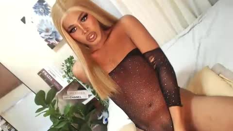 Snapshot of tiara_perezx chatting on December 21, 2024, 8:18 am Sam online show from December 21, 2024, 8:18 am