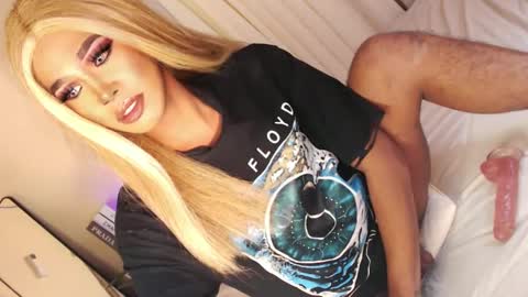 Snapshot of tiara_perezx chatting on January 10, 2025, 9:23 am Sam online show from January 10, 2025, 9:23 am