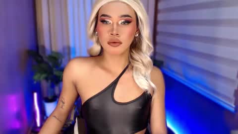 Snapshot of tiara_perezx chatting on September 17, 2025, 8:10 pm Sam online show from September 17, 2025, 8:10 pm