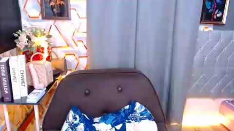 tiarrafoxs online show from May 30, 2026, 12:13 pm