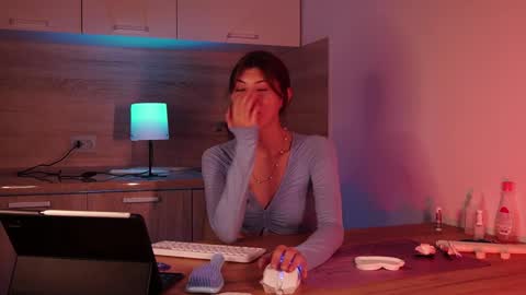 Im here on Fridays Saturdays Sundays  online show from September 28, 2025, 5:40 pm