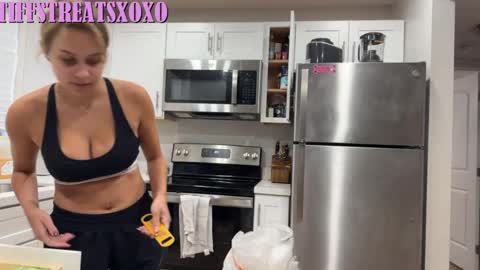 Snapshot of tiffstreatsxoxo chatting on May 2, 2026, 6:35 pm Tiffstreatsxoxo online show from May 2, 2026, 6:35 pm