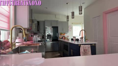 Tiffstreatsxoxo online show from June 26, 2026, 5:28 pm
