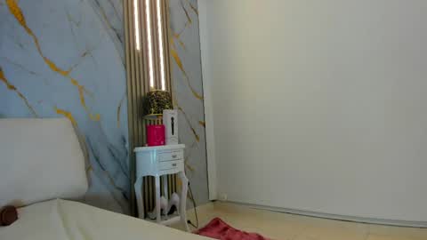 T I F F A N Y online show from April 10, 2026, 8:46 pm