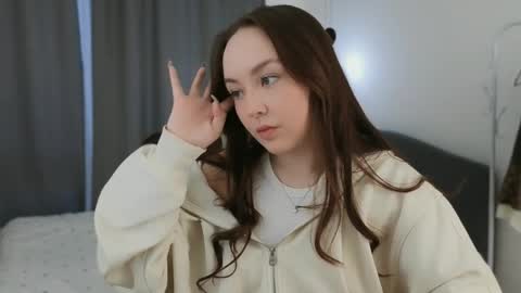 Mia online show from March 28, 2026, 1:33 pm