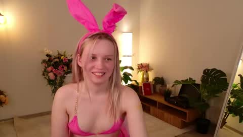 tinasiner online show from April 1, 2026, 2:03 pm
