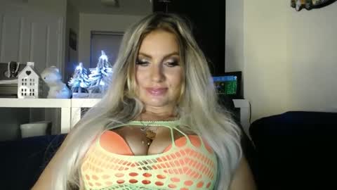 tinkerbell822 online show from December 16, 2024, 4:16 pm